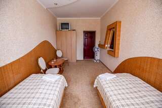 Отель Оазис Zalishchyky Двухместный номер с 2 отдельными кроватями и видом на бассейн-1